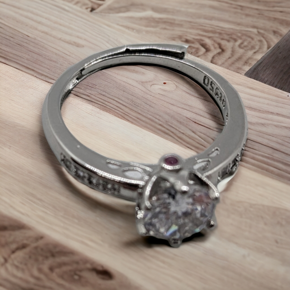 Platinum pt950 ring with cubic zirconia